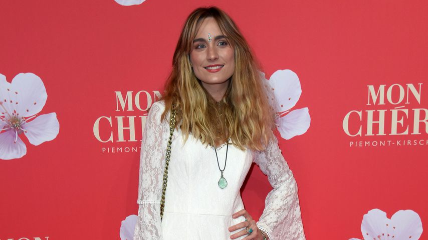 "Heirate mich selbst": Verena Ofarim im Brautkleid auf Event