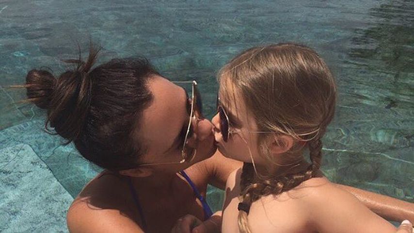 Victoria Beckham und Tochter Harper Seven Beckham im Pool