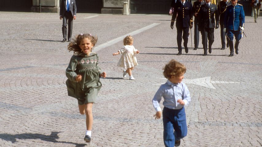 Victoria, Madeleine und Carl Philip von Schweden im Palast in Stockholm (1984)
