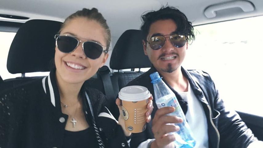 Victoria Swarovski und Erich Klann stärken sich im Auto