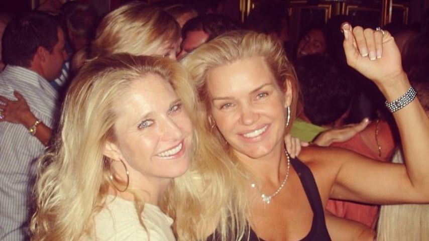 Yolanda Hadid mit ihrer Freundin Ellie (l.)