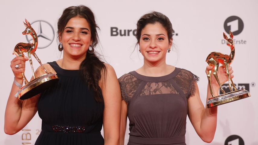 Yusra und Sarah Mardini mit ihrem Bambi