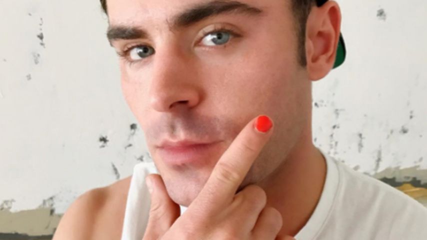 Zac Efron mit lackiertem Fingernagel