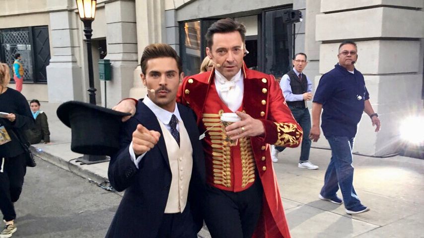 Zac Efron (l.) und Hugh Jackman am Set ihres Live-Werbespots