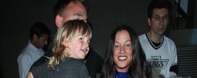Alanis Morissette mit Ehemann Mario Treadway und Sohn Ever am Flughafen in Los Angeles Alanis Morissette mit Ehemann Mario Treadway und Sohn Ever am Flughafen in Los Angeles