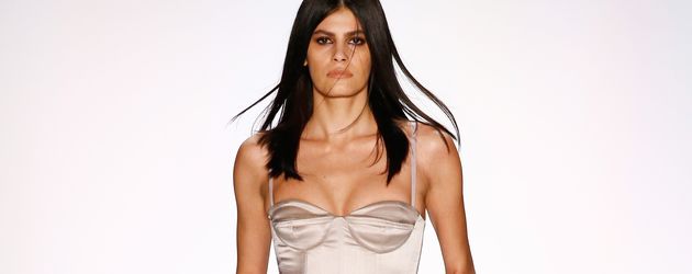 Alisar Ailabouni auf dem Catwalk der Berlin Fashion Week Alisar Ailabouni auf dem Catwalk der Berlin Fashion Week