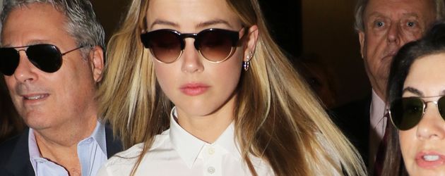 Amber Heard auf dem Weg zum Verhör durch Johnny Depps Anwalt Amber Heard auf dem Weg zum Verhör durch Johnny Depps Anwalt