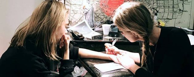 Cara Delevingne und Amber Heard beim Tätowieren im "Shamrock Social Club" in West Hollywood Cara Delevingne und Amber Heard beim Tätowieren im "Shamrock Social Club" in West Hollywood