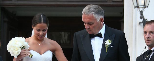 Ana Ivanovic mit ihrem Vater auf dem Weg zur kirchlichen Trauung Ana Ivanovic mit ihrem Vater auf dem Weg zur kirchlichen Trauung
