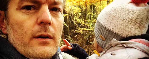 André Dietz beim Spaziergang mit seiner Tochter André Dietz beim Spaziergang mit seiner Tochter