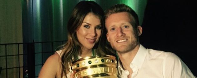André Schürrle mit Montana York nach dem der VfL Wolfsburger 2015 den DFB-Pokal gewann André Schürrle mit Montana York nach dem der VfL Wolfsburger 2015 den DFB-Pokal gewann