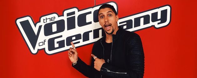 Andreas Bourani vor dem "The Voice of Germany"-Logo Andreas Bourani vor dem "The Voice of Germany"-Logo