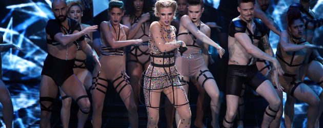 Aneta Sablik tanzt bei ihrem Solo zu 'Born This Way' von Lady Gaga Aneta Sablik tanzt bei ihrem Solo zu 'Born This Way' von Lady Gaga