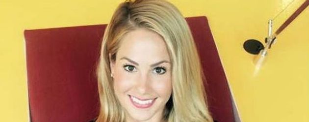 Angelina Heger als Blondine Angelina Heger als Blondine