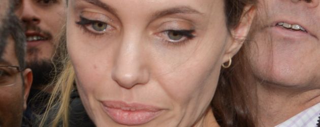 Angelina Jolie im März 2016 bei dem Besuch eines Flüchtlingslagers in Griechenland Angelina Jolie im März 2016 bei dem Besuch eines Flüchtlingslagers in Griechenland
