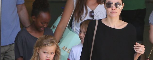 Angelina Jolie unterwegs mit ihren Kindern Angelina Jolie unterwegs mit ihren Kindern