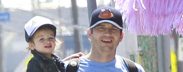 Ashton Kutcher mit Töchterchen Wyatt in Los Angeles Ashton Kutcher mit Töchterchen Wyatt in Los Angeles