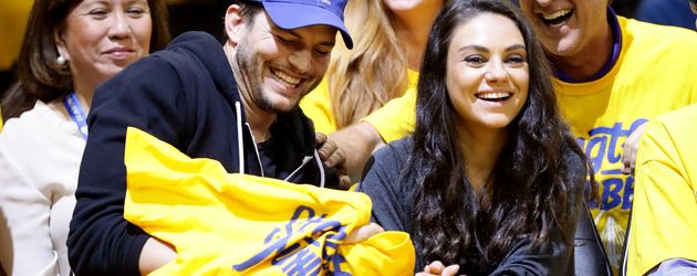 Ashton Kutcher und Mila Kunis beim 2. Spiel der NBA Finals 2016 Ashton Kutcher und Mila Kunis beim 2. Spiel der NBA Finals 2016