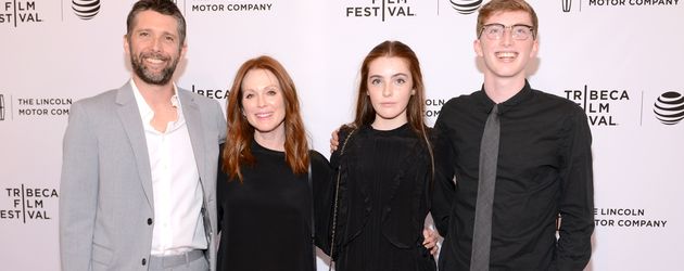 Bart Freundlich und Julianne Moore mit ihren Kindern Liv und Caleb im April 2016 Bart Freundlich und Julianne Moore mit ihren Kindern Liv und Caleb im April 2016