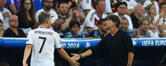 Bastian Schweinsteiger und Joachim Löw bei der EM 2016 Bastian Schweinsteiger und Joachim Löw bei der EM 2016
