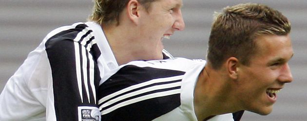Bastian Schweinsteiger und Lukas Podolski beim Confederations Cup 2005 Bastian Schweinsteiger und Lukas Podolski beim Confederations Cup 2005