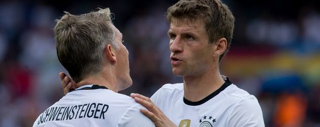 Bastian Schweinsteiger und Thomas Müller beim Spiel Nordirland gegen Deutschland bei der Fussball-EM Bastian Schweinsteiger und Thomas Müller beim Spiel Nordirland gegen Deutschland bei der Fussball-EM
