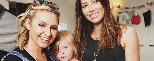 Beverley Mitchell mit ihrer Tochter Kenzie und Jessica Biel Beverley Mitchell mit ihrer Tochter Kenzie und Jessica Biel