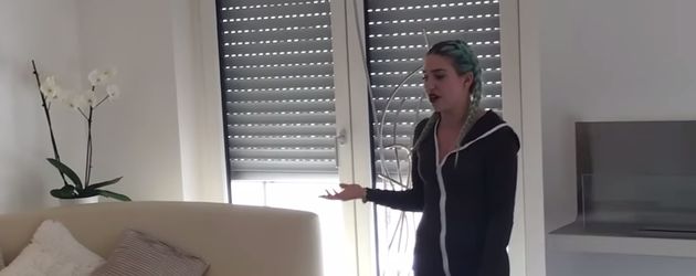 Bibi Heinicke in ihrem Wohnzimmer Bibi Heinicke in ihrem Wohnzimmer