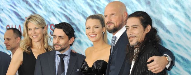 Blake Lively mit dem Cast von "The Shallows" Blake Lively mit dem Cast von "The Shallows"