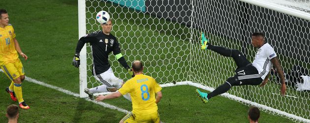 Boateng fischt den Ball aus dem Netz beim EM-Spiel Deutschland gegen Ukraine Boateng fischt den Ball aus dem Netz beim EM-Spiel Deutschland gegen Ukraine
