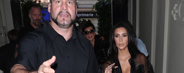 Bodyguard Pascal Duvier und Kim Kardashian auf dem Weg zu Balmain in Paris Bodyguard Pascal Duvier und Kim Kardashian auf dem Weg zu Balmain in Paris