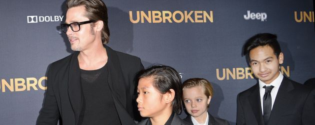 Brad Pitt mit Pax, Shiloh und Maddox im Dezember 2014 bei der "Unbroken"-Premiere in Los Angeles Brad Pitt mit Pax, Shiloh und Maddox im Dezember 2014 bei der "Unbroken"-Premiere in Los Angeles