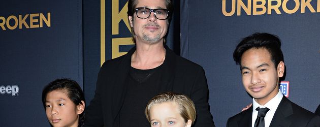 Brad Pitt mit Pax, Shiloh und Maddox bei der Premiere des Films "Unbroken" Brad Pitt mit Pax, Shiloh und Maddox bei der Premiere des Films "Unbroken"