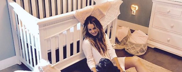 Camilla Luddington im Baby-Zimmer ihrer Tochter Hayden, Mai 2017 Camilla Luddington im Baby-Zimmer ihrer Tochter Hayden, Mai 2017