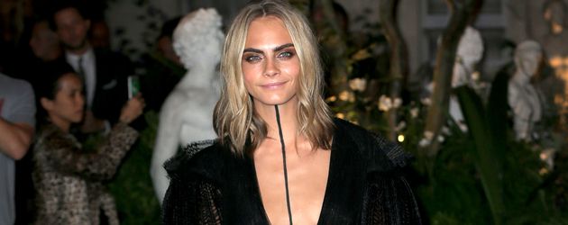 Cara Delevingne im September 2016 bei der Burberry-Show in London Cara Delevingne im September 2016 bei der Burberry-Show in London