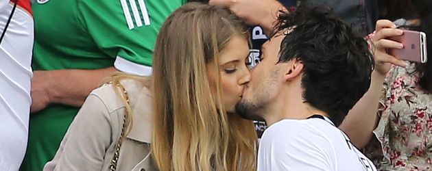 Cathy und Mats Hummels beim Siegerkuss nach dem EM-Sieg der Deutschen gegen Nordirland Cathy und Mats Hummels beim Siegerkuss nach dem EM-Sieg der Deutschen gegen Nordirland