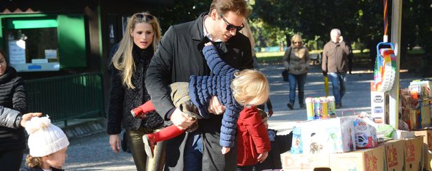 Michelle Hunziker, Tomaso Trussardi mit Celeste und Sole in einem Park in Mailand Michelle Hunziker, Tomaso Trussardi mit Celeste und Sole in einem Park in Mailand