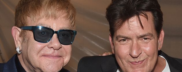 Charlie Sheen (r.) mit Rockstar Elton John Charlie Sheen (r.) mit Rockstar Elton John