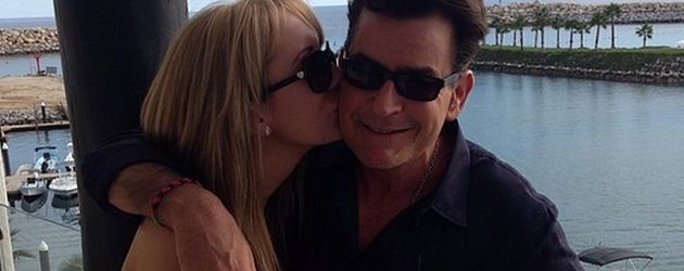 Charlie Sheen und Brett Rossi Charlie Sheen und Brett Rossi