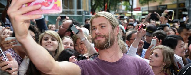 Chris Hemsworth mit weiblichen Fans am Set von "Thor: Ragnarok" in Brisbane Chris Hemsworth mit weiblichen Fans am Set von "Thor: Ragnarok" in Brisbane