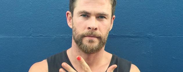Chris Hemsworth mit rot lackierten Nagel im Oktober 2016 Chris Hemsworth mit rot lackierten Nagel im Oktober 2016