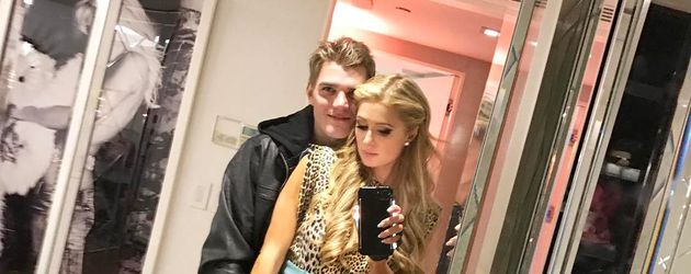 Chris Zylka und Paris Hilton bei einem Selfie Chris Zylka und Paris Hilton bei einem Selfie