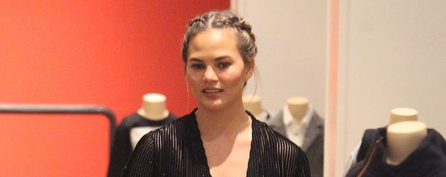 Chrissy Teigen im Kinderladen "Bel Bambini" in Beverly Hills Chrissy Teigen im Kinderladen "Bel Bambini" in Beverly Hills
