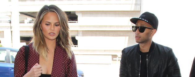 Chrissy Teigen und John Legend mit ihrer Tochter am LAX Chrissy Teigen und John Legend mit ihrer Tochter am LAX