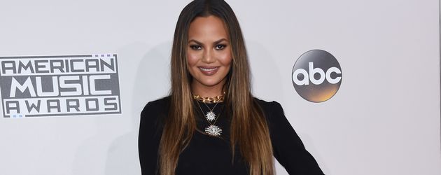 Chrissy Teigen im November 2016 bei den American Music Awards in Los Angeles Chrissy Teigen im November 2016 bei den American Music Awards in Los Angeles
