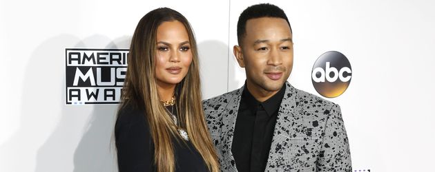 Chrissy Teigen und John Legend posieren bei den American Music Awards im November 2016 in L.A. Chrissy Teigen und John Legend posieren bei den American Music Awards im November 2016 in L.A.
