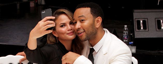 Chrissy Teigen und John Legend 2014 bei einer Wohltätigkeitsveranstaltung Chrissy Teigen und John Legend 2014 bei einer Wohltätigkeitsveranstaltung