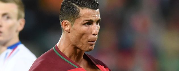 Cristiano Ronaldo beim EM-Spiel Portugal gegen Island Cristiano Ronaldo beim EM-Spiel Portugal gegen Island