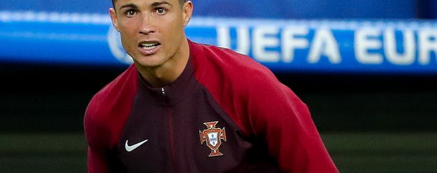 Cristiano Ronaldo nach seiner Verletzung EM-Finale Portugal gegen Frankreich bei der Fussball-EM Cristiano Ronaldo nach seiner Verletzung EM-Finale Portugal gegen Frankreich bei der Fussball-EM