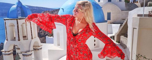 Dagi Bee im Urlaub in Santorin, Griechenland Dagi Bee im Urlaub in Santorin, Griechenland